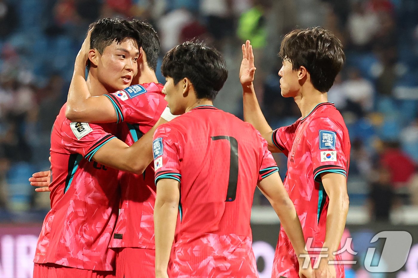 본문 이미지 - 10일&#40;현지시간&#41; 요르단 암만 국제경기장에서 열린 2026 국제축구연맹&#40;FIFA&#41; 북중미 월드컵 아시아 3차 예선 B조 3차전 대한민국과 요르단의 경기에서 선제골을 넣은 이재성과 두 번째 골을 넣은 오현규가 2대0 승리 후 기쁨을 나누고 있다. 2024.10.10/뉴스1 ⓒ News1 김도우 기자