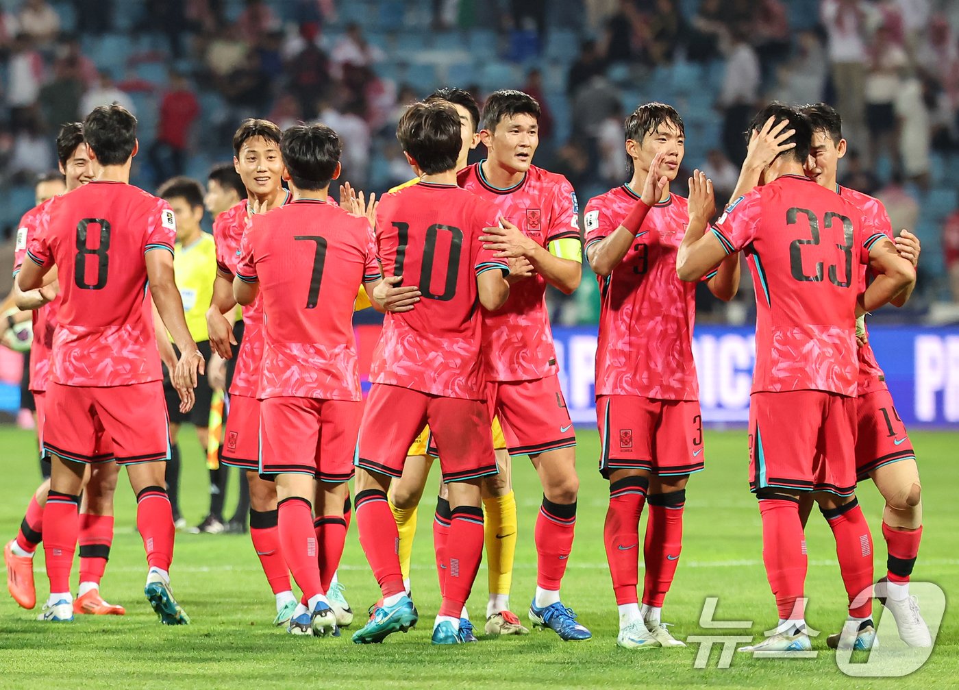 10일&#40;현지시간&#41; 요르단 암만 국제경기장에서 열린 2026 국제축구연맹&#40;FIFA&#41; 북중미 월드컵 아시아 3차 예선 B조 3차전 대한민국과 요르단의 경기, 2대0 승리를 거둔 대한민국 선수들이 기쁨을 나누고 있다. 2024.10.10/뉴스1 ⓒ News1 김도우 기자