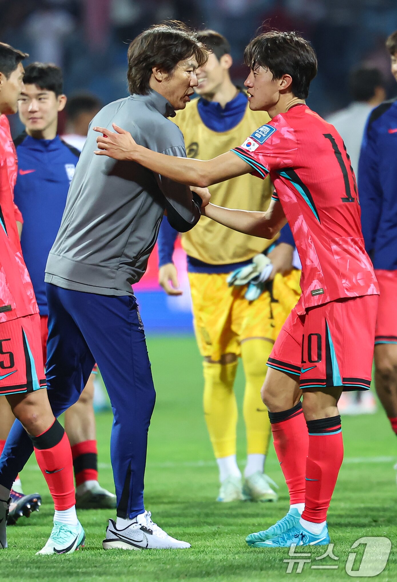 본문 이미지 - 홍명보 대한민국 축구대표팀 감독이 10일&#40;현지시간&#41; 요르단 암만 국제경기장에서 열린 2026 국제축구연맹&#40;FIFA&#41; 북중미 월드컵 아시아 3차 예선 B조 3차전 대한민국과 요르단의 경기에서 2대0 승리 후 선제골을 넣은 이재성과 기쁨을 나누고 있다. 2024.10.10/뉴스1 ⓒ News1 김도우 기자