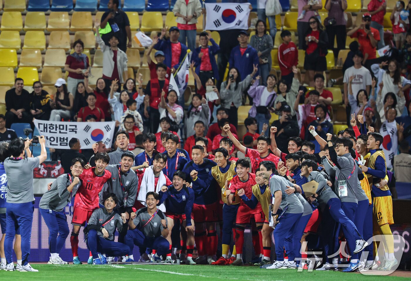 본문 이미지 - 10일&#40;현지시간&#41; 요르단 암만 국제경기장에서 열린 2026 국제축구연맹&#40;FIFA&#41; 북중미 월드컵 아시아 3차 예선 B조 3차전 대한민국과 요르단의 경기, 2대0 승리를 거둔 대한민국 선수들이 원정 응원단과 기쁨을 나누고 있다. 2024.10.10/뉴스1 ⓒ News1 김도우 기자