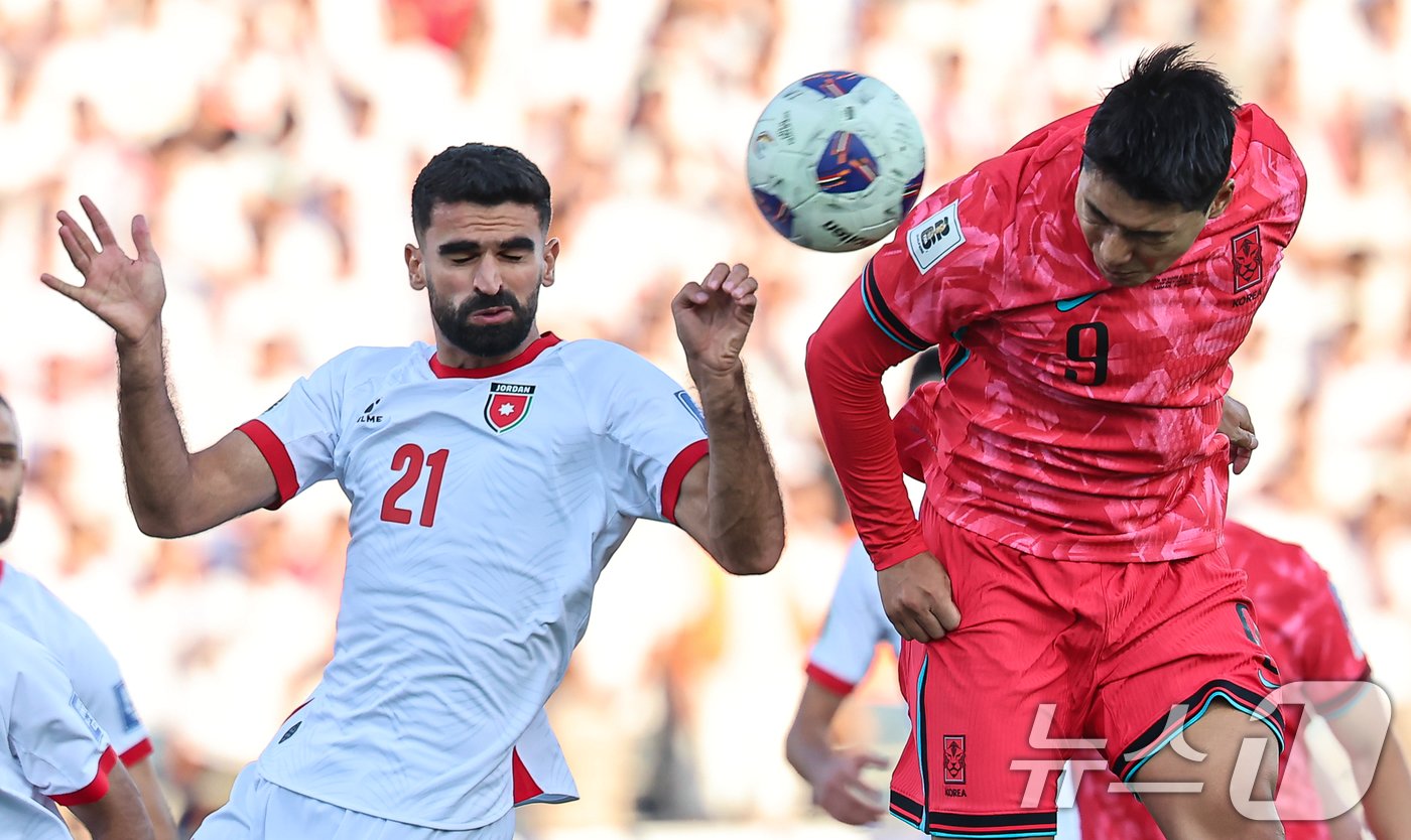 본문 이미지 - 10일(현지시간) 요르단 암만 국제경기장에서 열린 2026 국제축구연맹(FIFA) 북중미 월드컵 아시아 3차 예선 B조 3차전 대한민국과 요르단의 경기, 대한민국 주민규가 헤딩슛을 시도하고 있다. 2024.10.10/뉴스1 ⓒ News1 김도우 기자