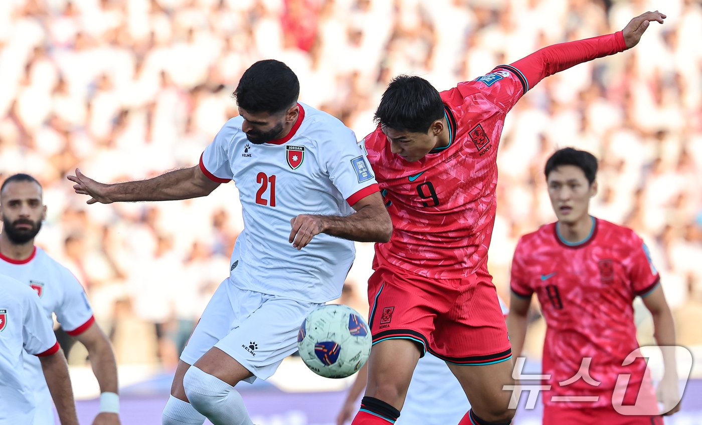 본문 이미지 - 10일(현지시간) 요르단 암만 국제경기장에서 열린 2026 국제축구연맹(FIFA) 북중미 월드컵 아시아 3차 예선 B조 3차전 대한민국과 요르단의 경기, 대한민국 주민규가 헤딩슛을 시도하고 있다. 2024.10.10/뉴스1 ⓒ News1 김도우 기자