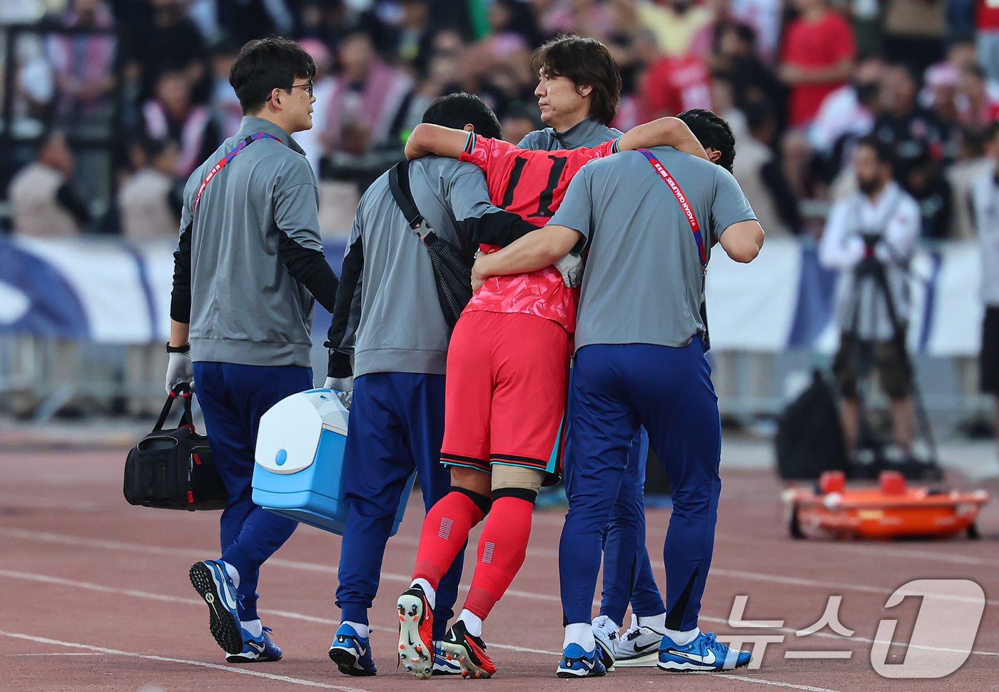 10일&#40;현지시간&#41; 요르단 암만 국제경기장에서 열린 2026 국제축구연맹&#40;FIFA&#41; 북중미 월드컵 아시아 3차 예선 B조 3차전 대한민국과 요르단의 경기, 대한민국 홍명보 감독이 부상으로 교체되는 황희찬을 다독이고 있다. 2024.10.10/뉴스1 ⓒ News1 김도우 기자