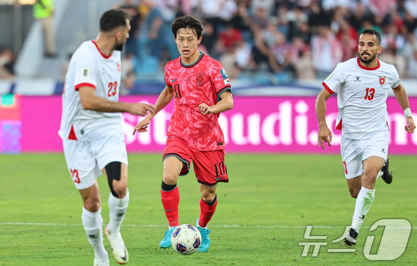 본문 이미지 - 10일&#40;현지시간&#41; 요르단 암만 국제경기장에서 열린 2026 국제축구연맹&#40;FIFA&#41; 북중미 월드컵 아시아 3차 예선 B조 3차전 대한민국과 요르단의 경기, 대한민국 이재성이 공격을 시도하고 있다. 2024.10.10/뉴스1 ⓒ News1 김도우 기자