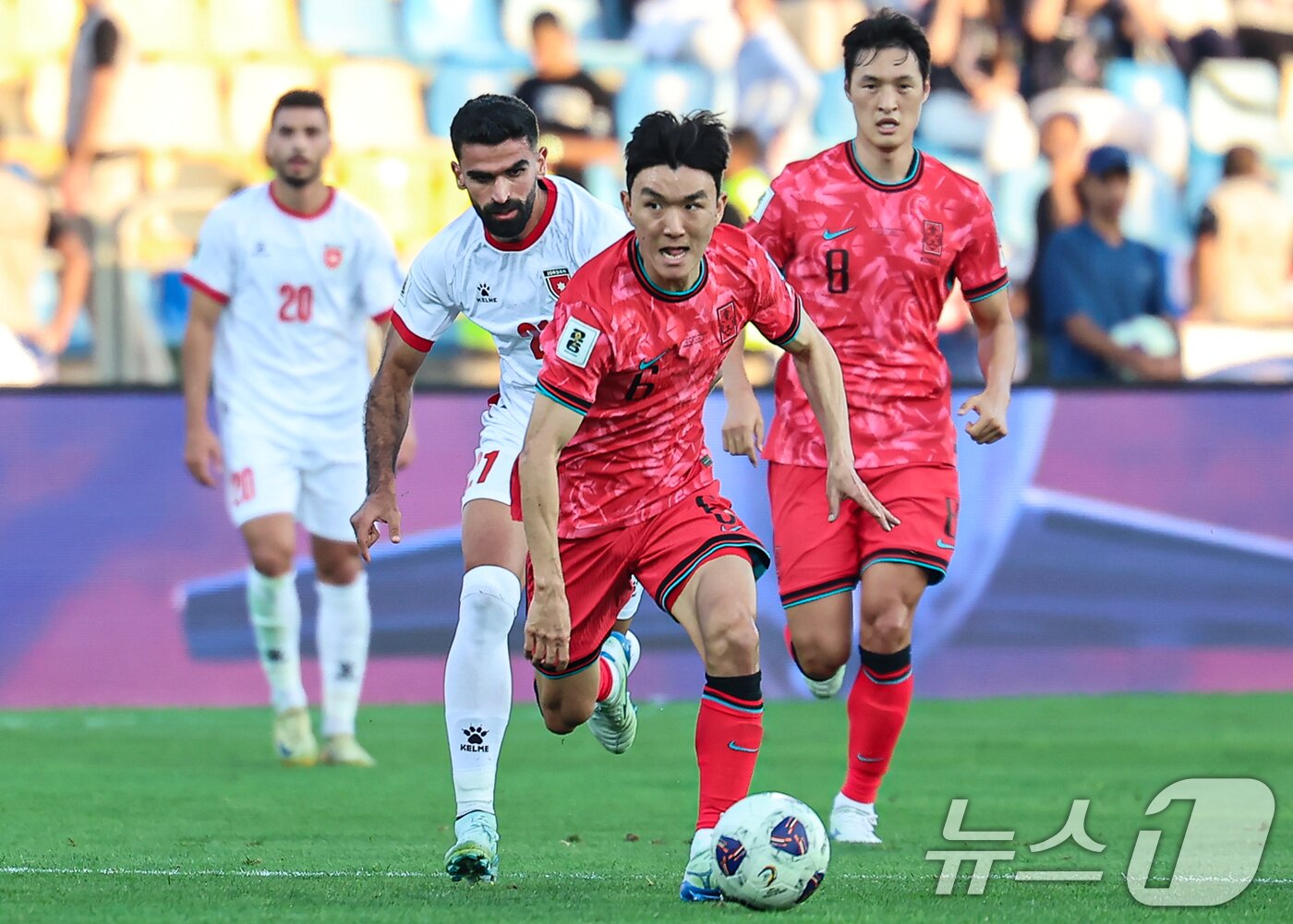 본문 이미지 - 10일&#40;현지시간&#41; 요르단 암만 국제경기장에서 열린 2026 국제축구연맹&#40;FIFA&#41; 북중미 월드컵 아시아 3차 예선 B조 3차전 대한민국과 요르단의 경기, 대한민국 황인범이 공격을 시도하고 있다. 2024.10.10/뉴스1 ⓒ News1 김도우 기자
