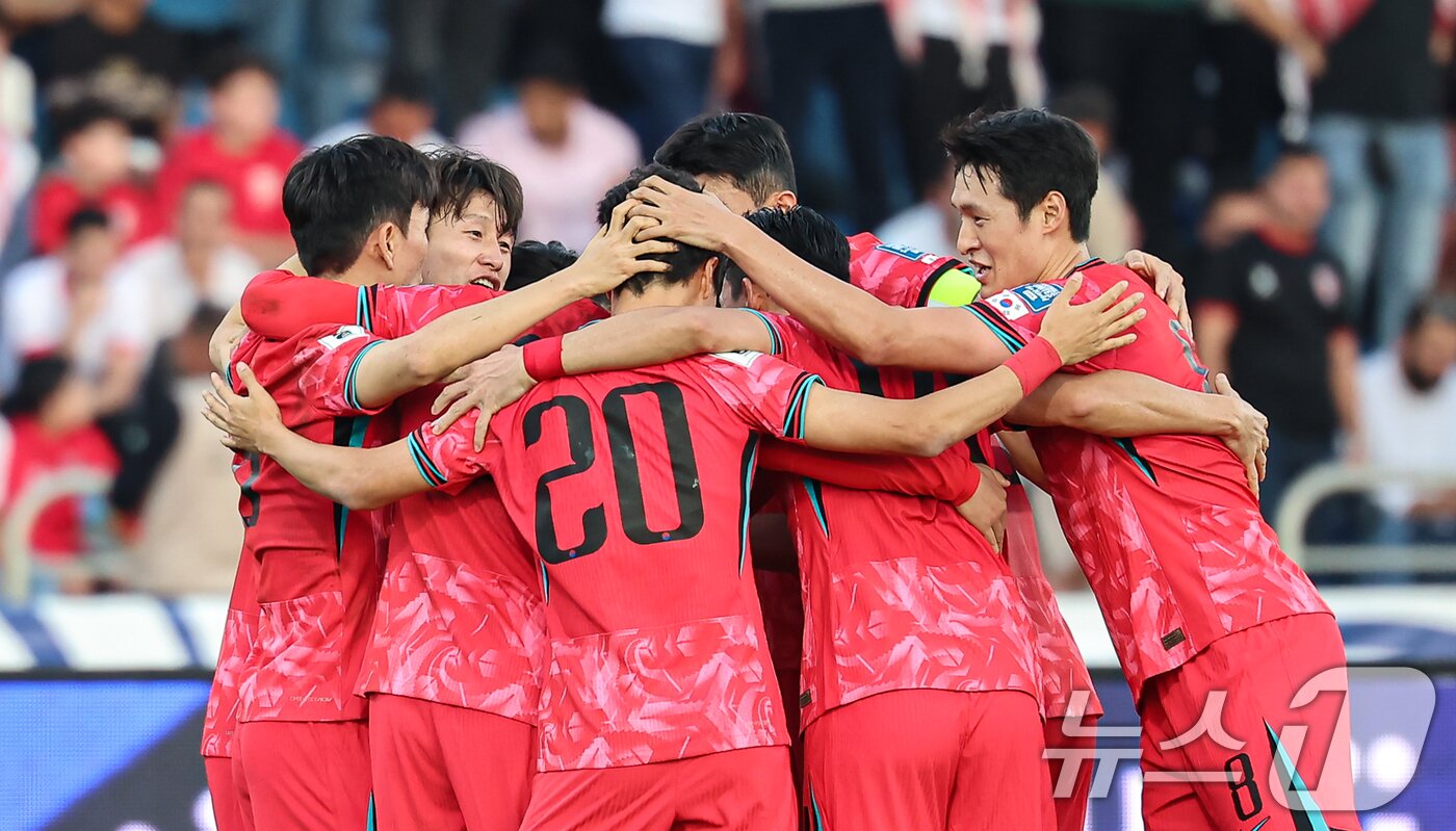 본문 이미지 - 10일&#40;현지시간&#41; 요르단 암만 국제경기장에서 열린 2026 국제축구연맹&#40;FIFA&#41; 북중미 월드컵 아시아 3차 예선 B조 3차전 대한민국과 요르단의 경기, 대한민국 이재성이 첫 골을 넣고 동료들과 기쁨을 나누고 있다. 2024.10.10/뉴스1 ⓒ News1 김도우 기자
