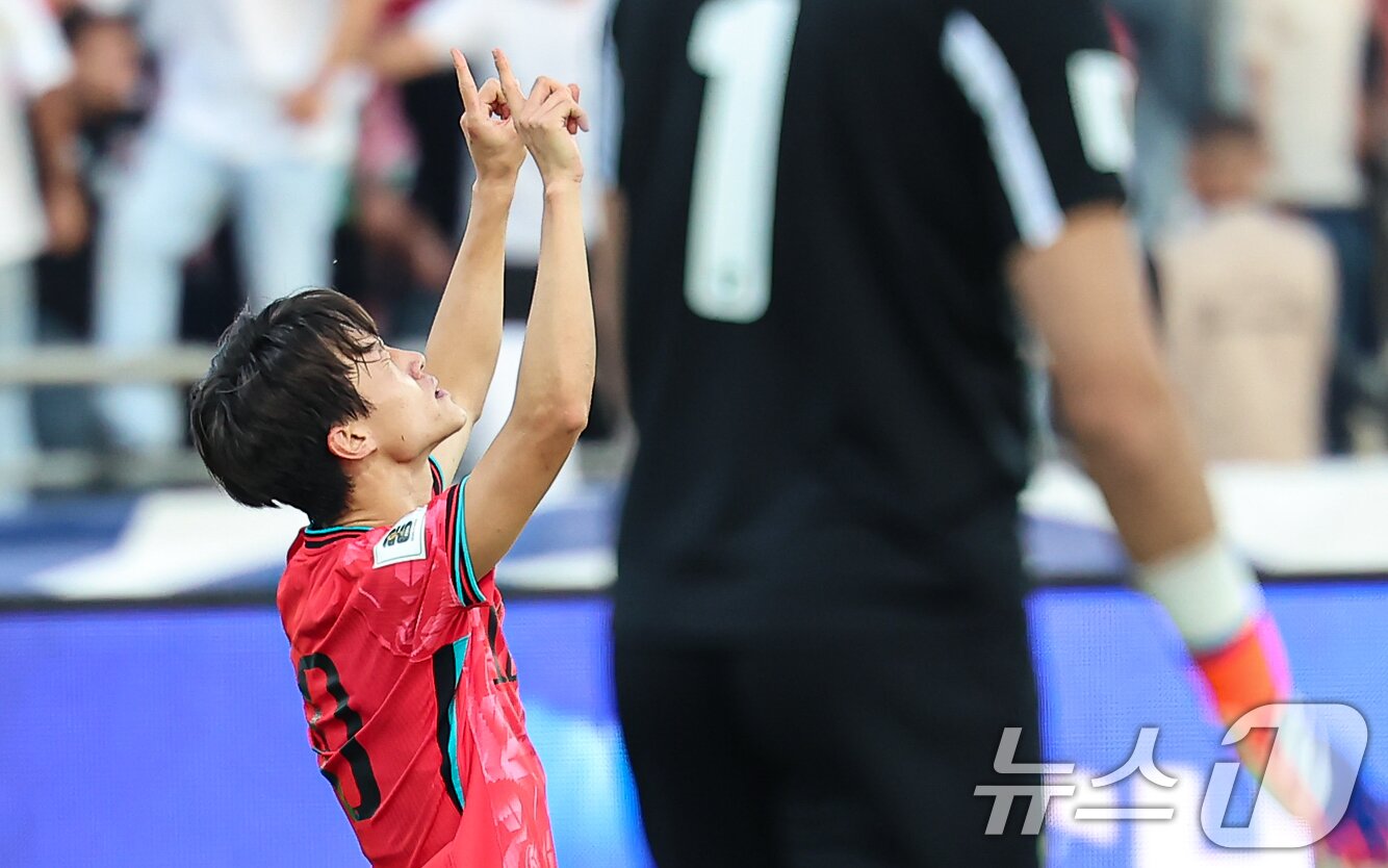 본문 이미지 - 10일&#40;현지시간&#41; 요르단 암만 국제경기장에서 열린 2026 국제축구연맹&#40;FIFA&#41; 북중미 월드컵 아시아 3차 예선 B조 3차전 대한민국과 요르단의 경기, 대한민국 이재성이 첫 골을 넣고 세레머니를 하고 있다. 2024.10.10/뉴스1 ⓒ News1 김도우 기자