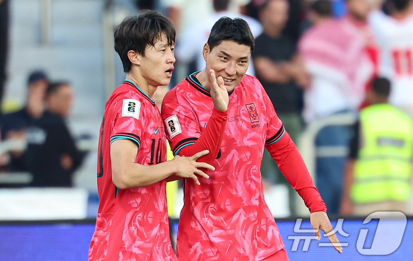본문 이미지 - 10일&#40;현지시간&#41; 요르단 암만 국제경기장에서 열린 2026 국제축구연맹&#40;FIFA&#41; 북중미 월드컵 아시아 3차 예선 B조 3차전 대한민국과 요르단의 경기, 대한민국 이재성이 첫 골을 넣고 주민규와 기쁨을 나누고 있다. 2024.10.10/뉴스1 ⓒ News1 김도우 기자