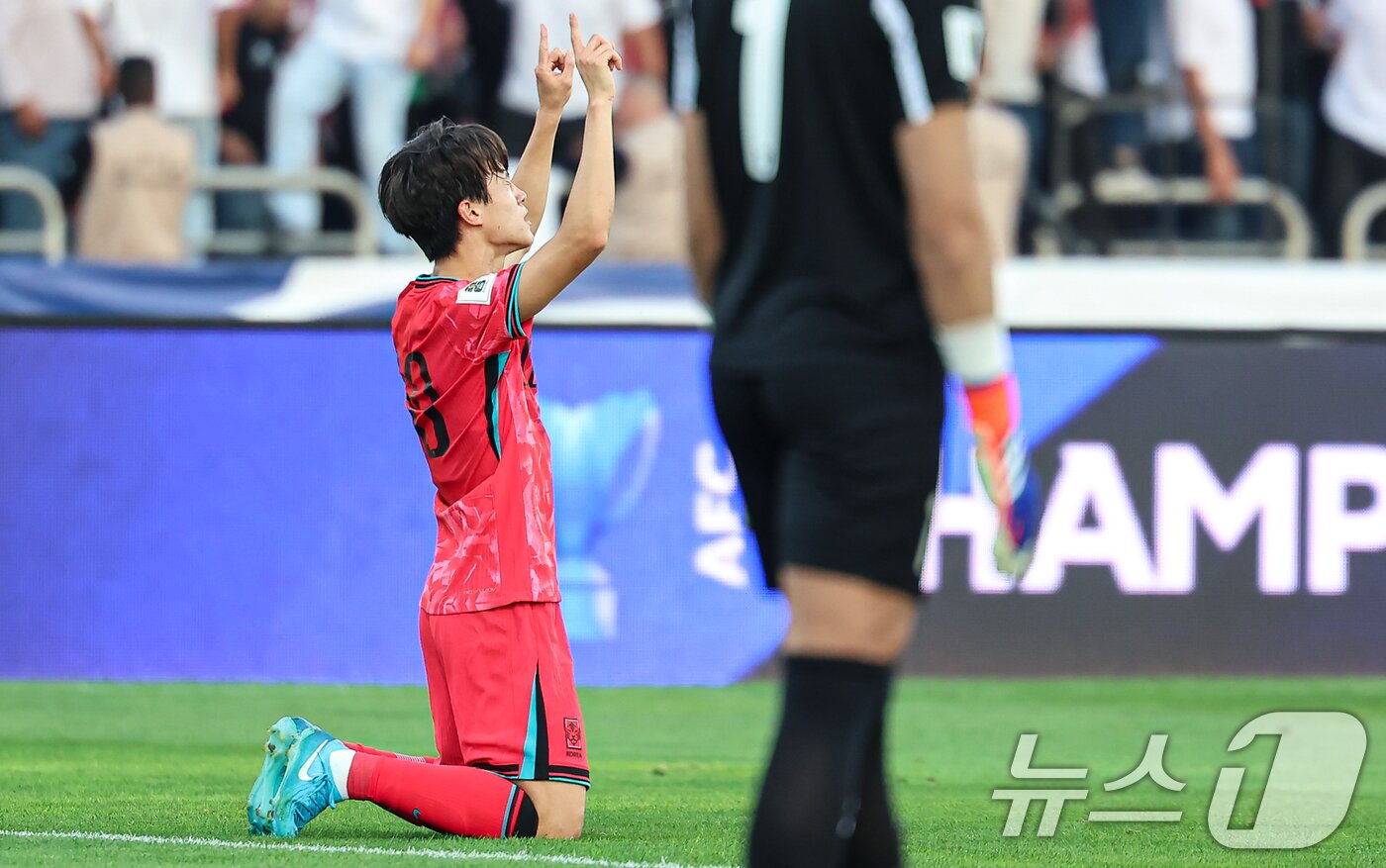 본문 이미지 - 10일&#40;현지시간&#41; 요르단 암만 국제경기장에서 열린 2026 국제축구연맹&#40;FIFA&#41; 북중미 월드컵 아시아 3차 예선 B조 3차전 대한민국과 요르단의 경기, 대한민국 이재성이 첫 골을 넣고 세레머니를 하고 있다. 2024.10.10/뉴스1 ⓒ News1 김도우 기자