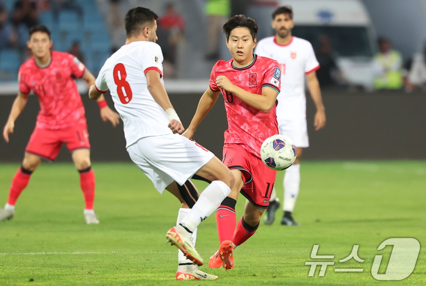 본문 이미지 - 10일&#40;현지시간&#41; 요르단 암만 국제경기장에서 열린 2026 국제축구연맹&#40;FIFA&#41; 북중미 월드컵 아시아 3차 예선 B조 3차전 대한민국과 요르단의 경기, 대한민국 이강인이 공격을 시도하고 있다. 2024.10.10/뉴스1 ⓒ News1 김도우 기자