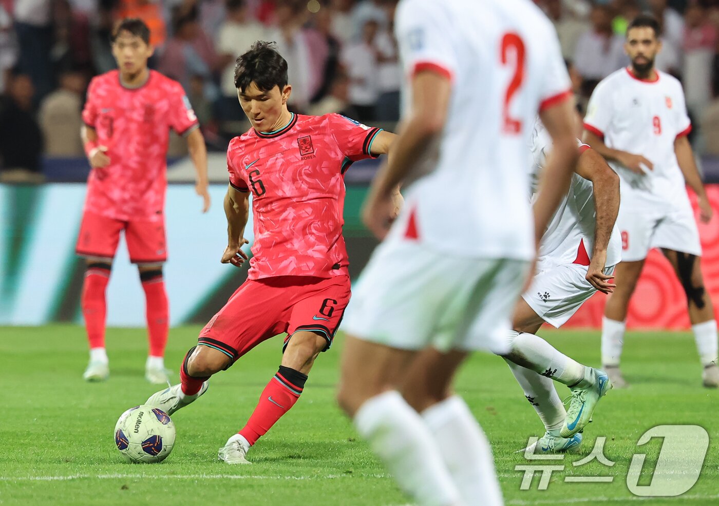 본문 이미지 - 10일&#40;현지시간&#41; 요르단 암만 국제경기장에서 열린 2026 국제축구연맹&#40;FIFA&#41; 북중미 월드컵 아시아 3차 예선 B조 3차전 대한민국과 요르단의 경기, 대한민국 황인범이 슛을 시도하고 있다. 2024.10.10/뉴스1 ⓒ News1 김도우 기자