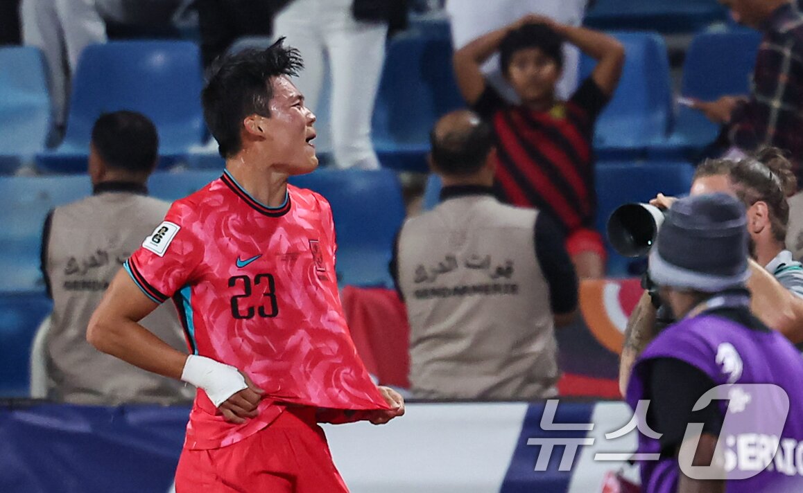 본문 이미지 - 10일&#40;현지시간&#41; 요르단 암만 국제경기장에서 열린 2026 국제축구연맹&#40;FIFA&#41; 북중미 월드컵 아시아 3차 예선 B조 3차전 대한민국과 요르단의 경기, 대한민국 오현규가 팀의 두 번째 골을 넣고 기뻐하고 있다. 2024.10.10/뉴스1 ⓒ News1 김도우 기자