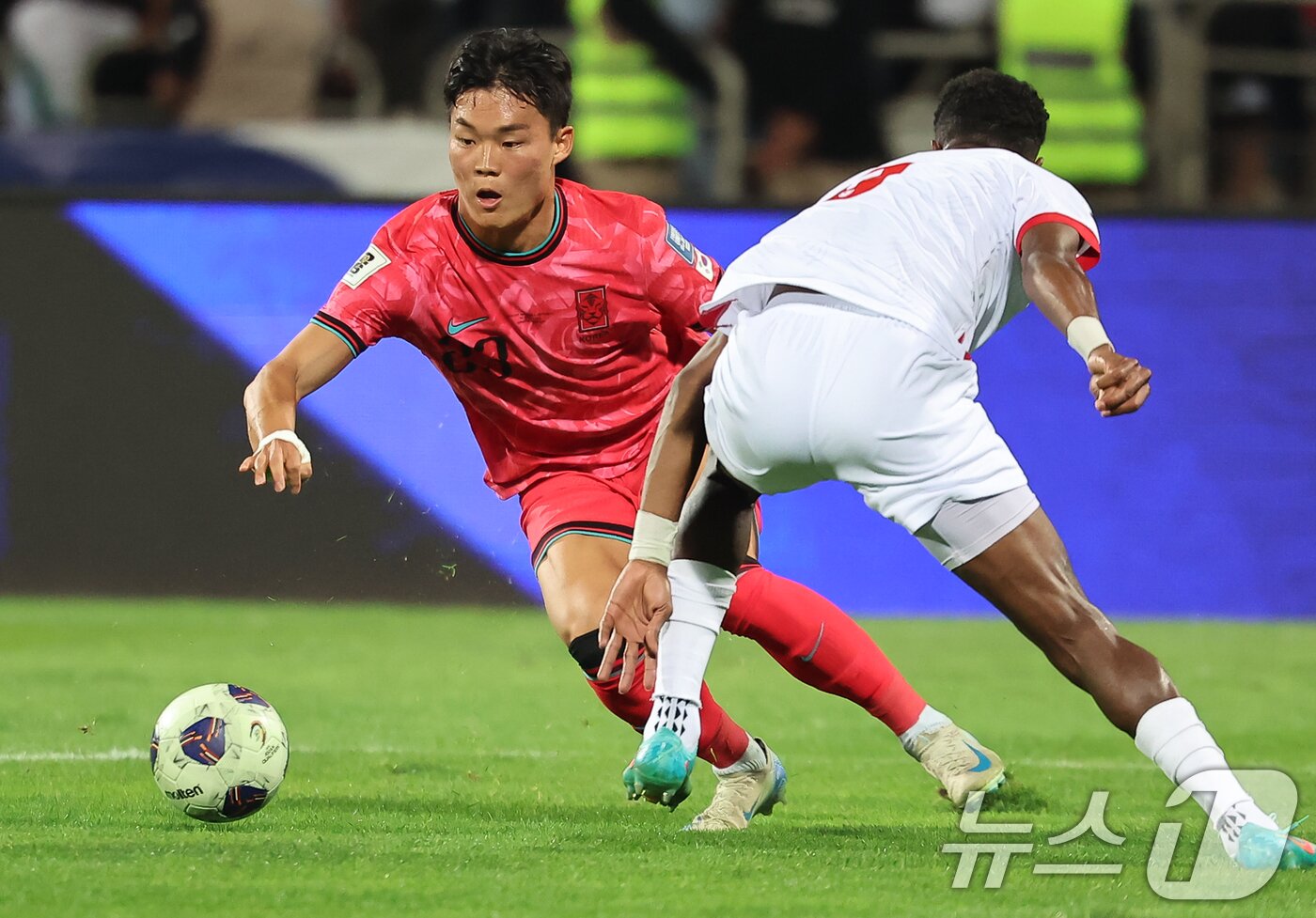 본문 이미지 - 10일&#40;현지시간&#41; 요르단 암만 국제경기장에서 열린 2026 국제축구연맹&#40;FIFA&#41; 북중미 월드컵 아시아 3차 예선 B조 3차전 대한민국과 요르단의 경기, 대한민국 오현규가 공격을 시도하고 있다. 2024.10.10/뉴스1 ⓒ News1 김도우 기자