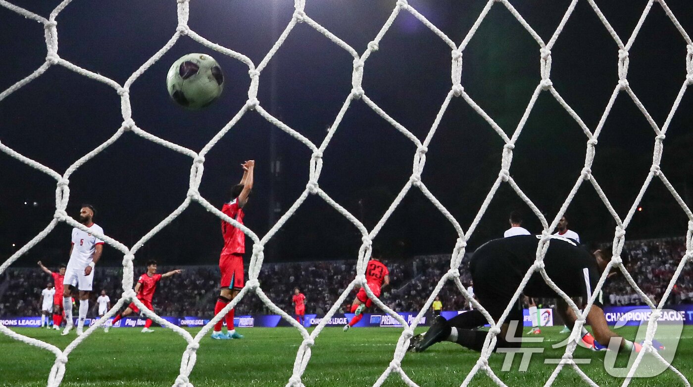 본문 이미지 - 10일&#40;현지시간&#41; 요르단 암만 국제경기장에서 열린 2026 국제축구연맹&#40;FIFA&#41; 북중미 월드컵 아시아 3차 예선 B조 3차전 대한민국과 요르단의 경기, 대한민국 오현규의 슛이 요르단의 골망을 가르고 있다. 2024.10.10/뉴스1 ⓒ News1 김도우 기자