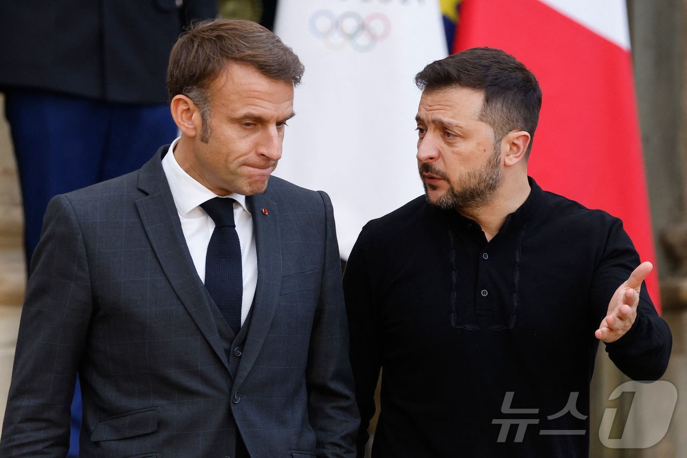 본문 이미지 - 10일(현지시간) 프랑스 파리의 엘리제공에서 에마뉘엘 마크롱 프랑스 대통령(왼쪽)과 볼로디미르 젤렌스키 우크라이나 대통령이 대화하고 있다. 2024.10.10 ⓒ AFP=뉴스1 ⓒ News1 정지윤 기자