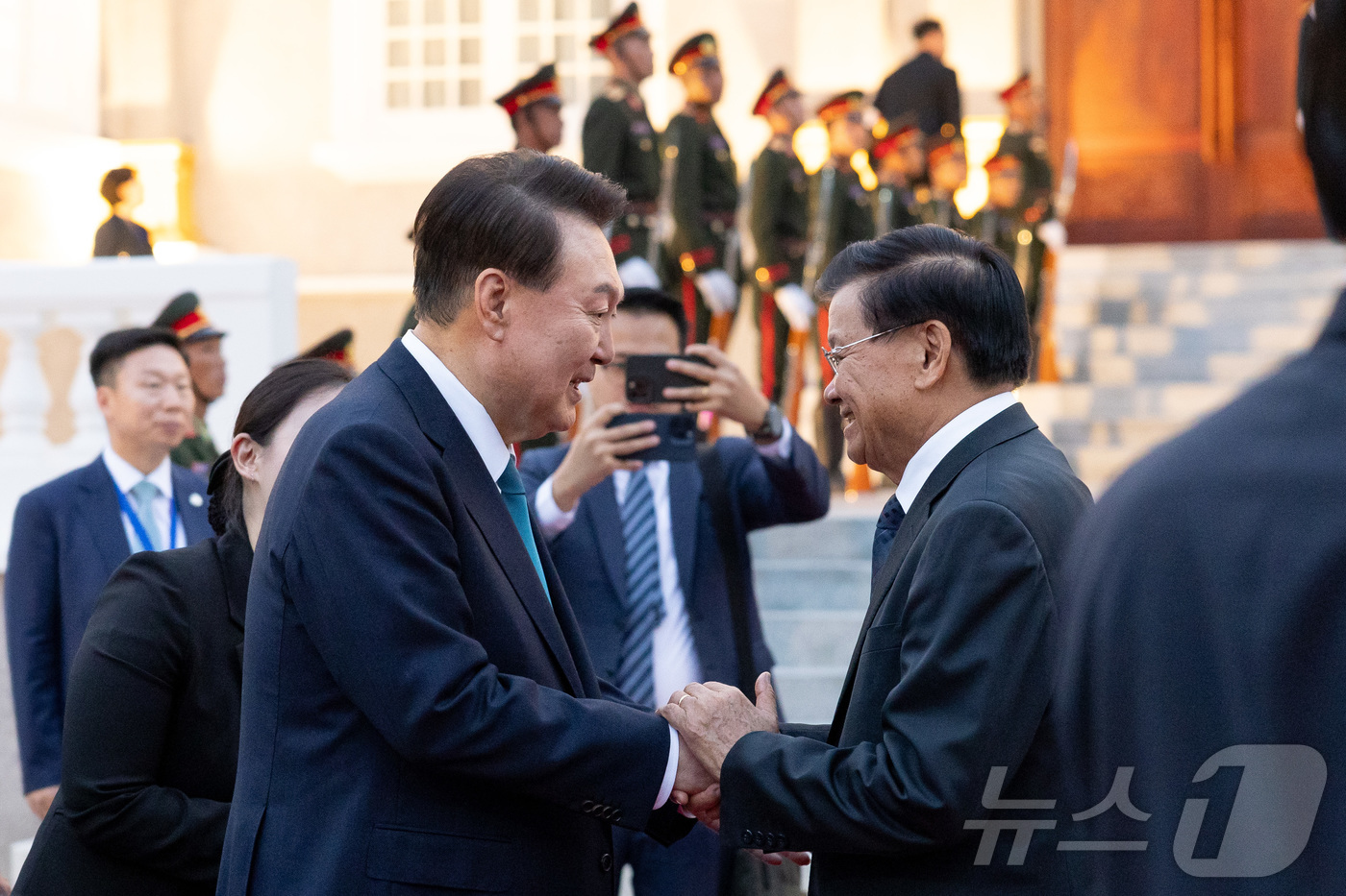 (서울=뉴스1) 송원영 기자 = 윤석열 대통령이 10일(현지시간) 라오스 비엔티안 주석궁에서 한·라오스 소인수 및 확대회담을 마치고 나오며, 통룬 시술릿 라오스 국가주석과 인사를 …