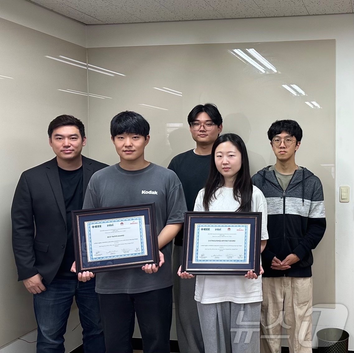 본문 이미지 - KAIST 전산학부 박종세 교수(맨 왼쪽) 연구팀 (KAIST 제공)/뉴스1