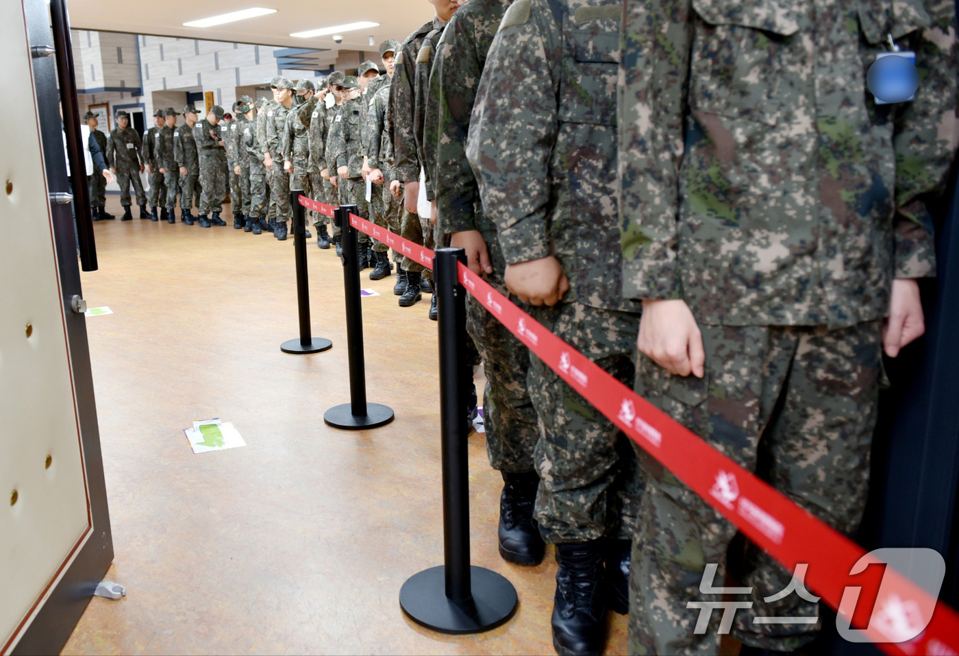 (곡성=뉴스1) 김동수 기자 = 10·16 재보궐 선거 사전투표 첫날인 11일 오전 전남 곡성읍 곡성군민회관에 마련된 투표소에서 육군31사단 신병교육대 장병들이 소중한 한 표를 행 …