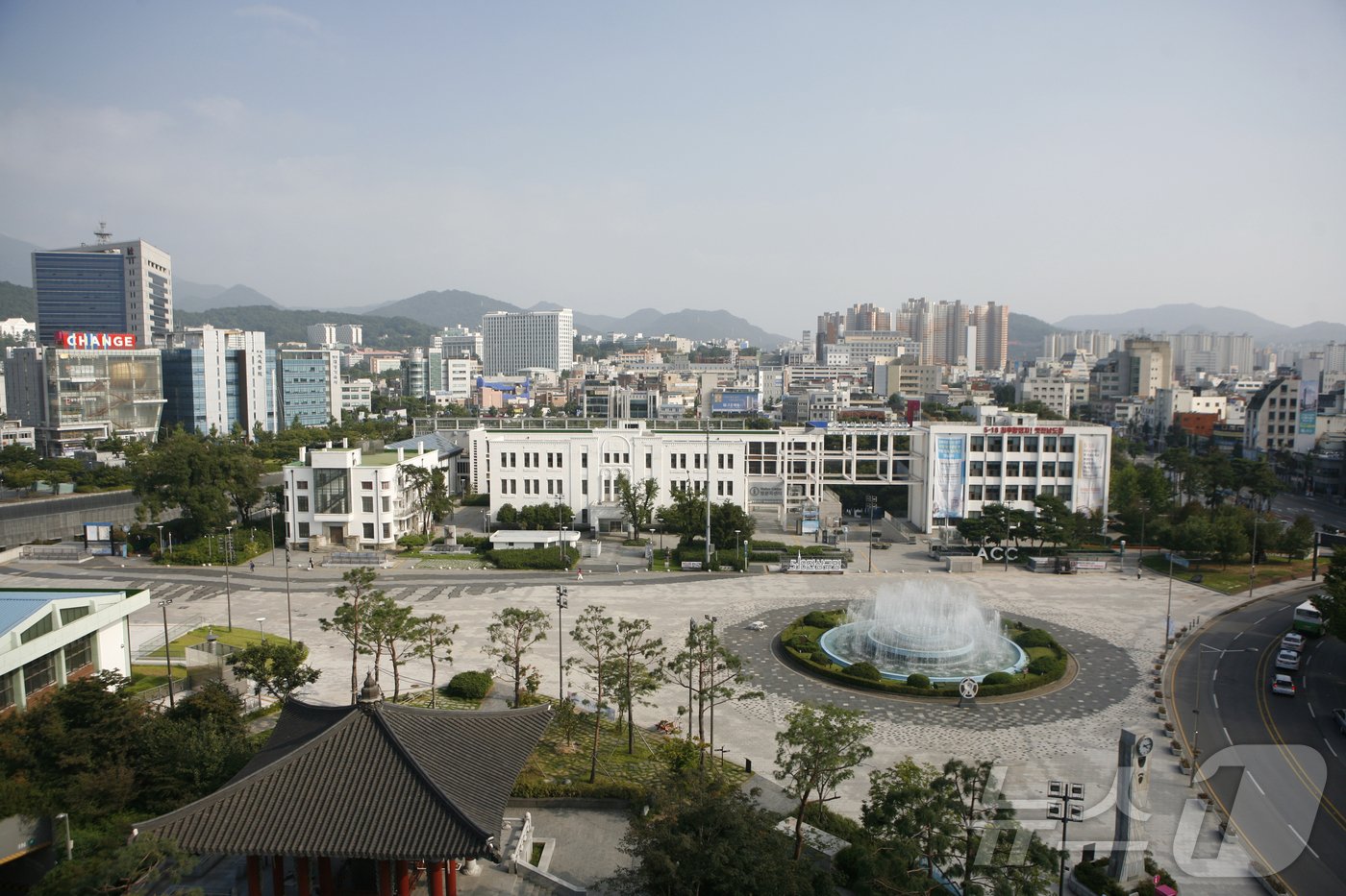 외부전망계단에서 본 옛 전남도청앞 광장&#40;한국관광공사 제공&#41;