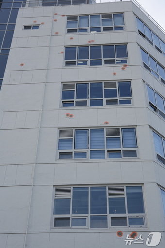 본문 이미지 - 전일빌딩245 외곽 탄흔(한국관광공사 제공)