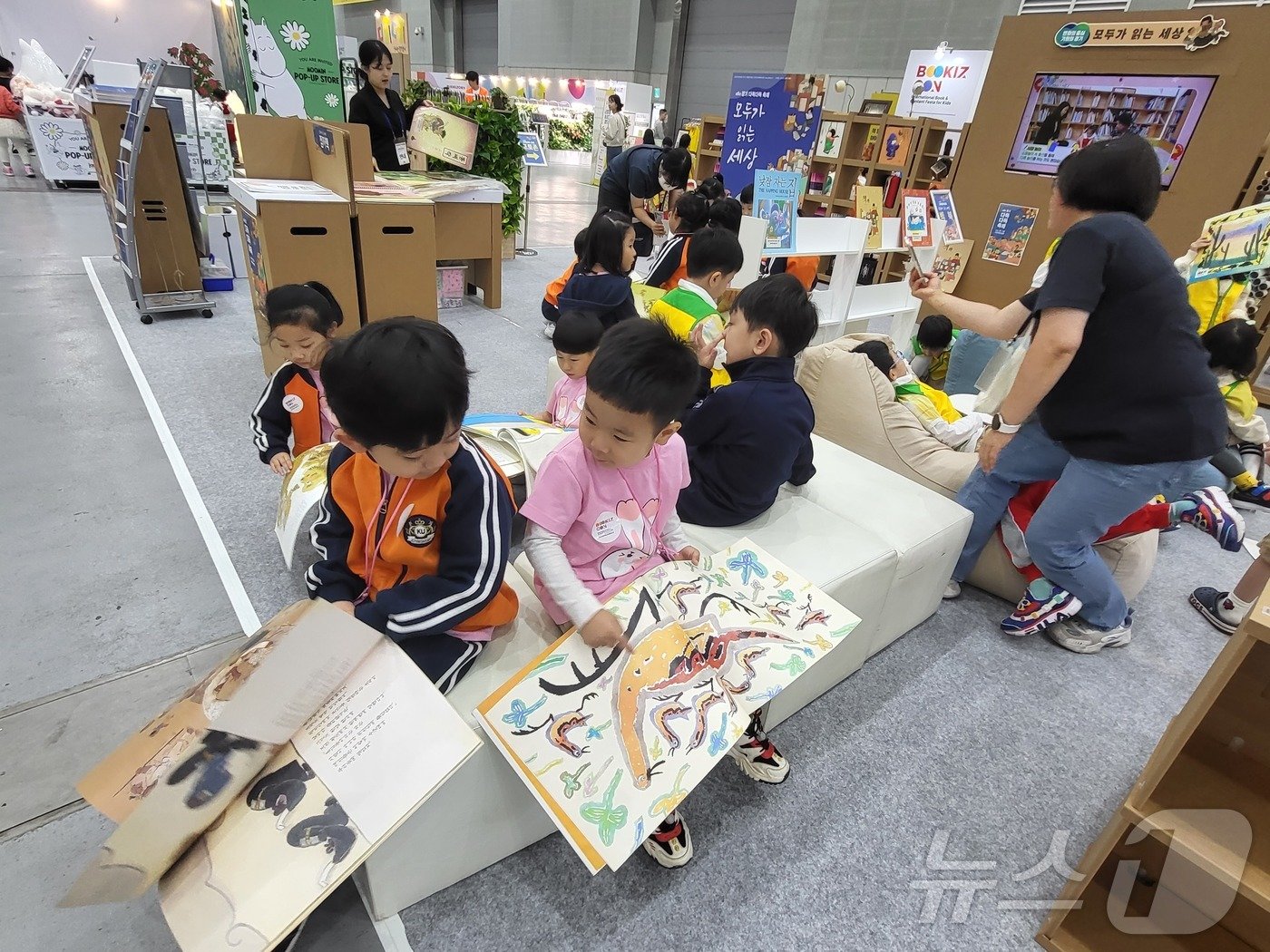 경기다독다독축제에서 어린이들이 책을 읽고 있다.&#40;경기도 제공&#41;