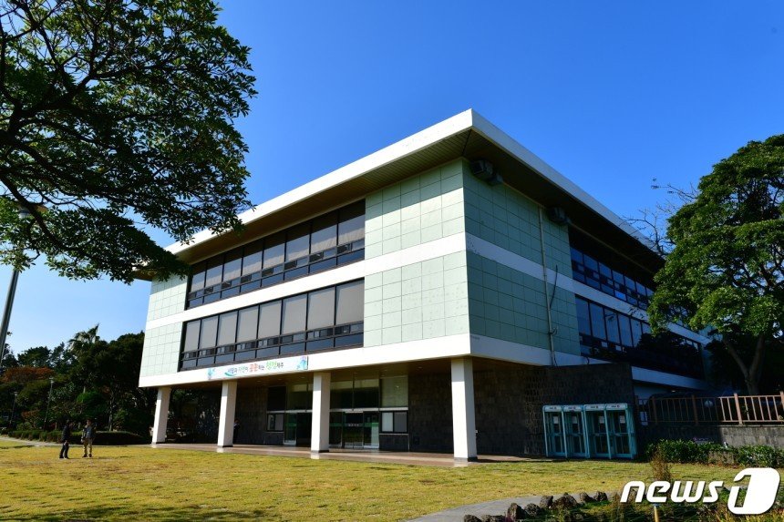 본문 이미지 - 제주시 우당도서관 전경.(제주시 제공)