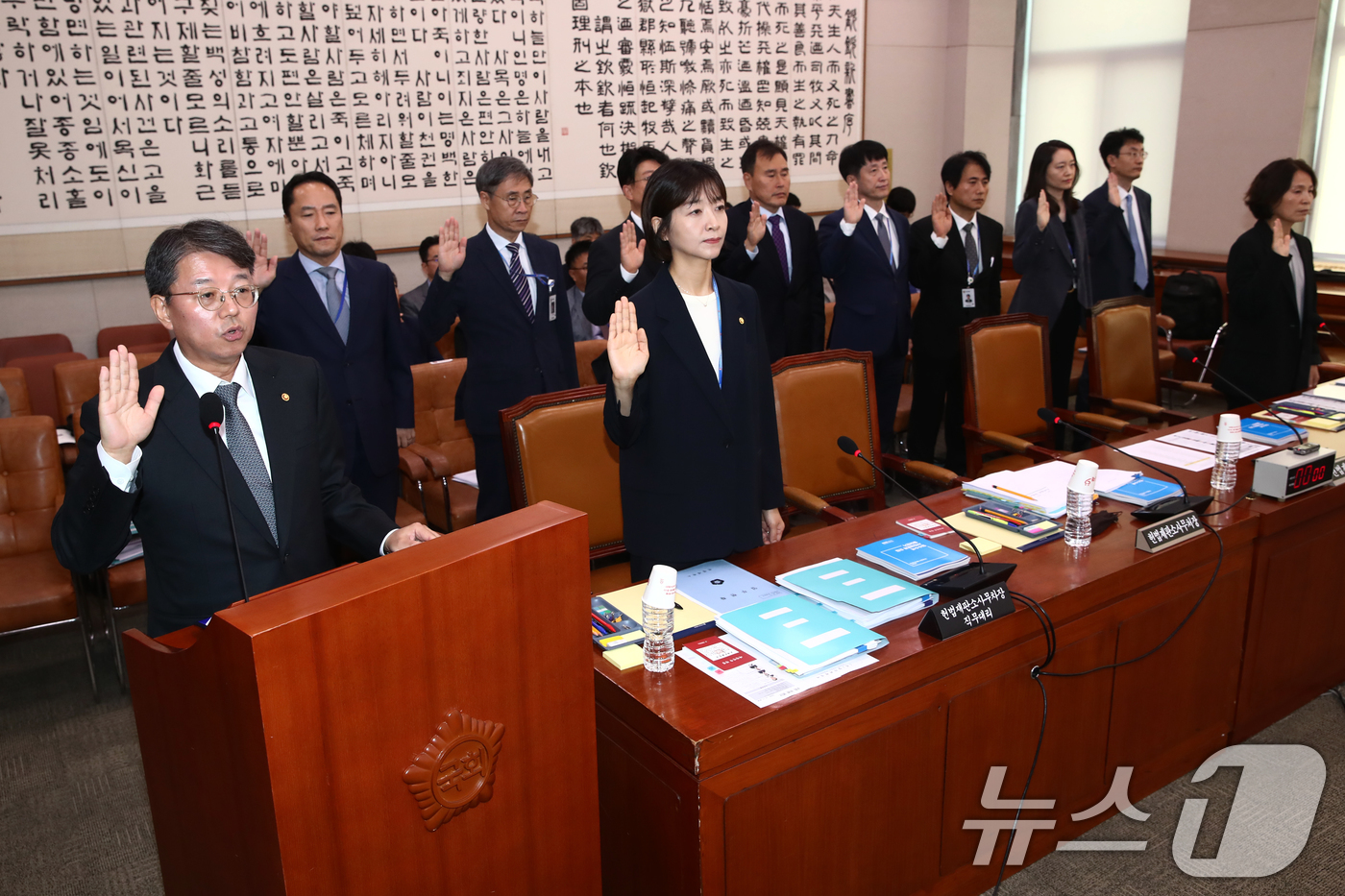 (서울=뉴스1) 이광호 기자 = 김정원 헌법재판소 사무처장이 11일 오전 서울 여의도 국회에서 열린 법제사법위원회 헌법재판소 사무처와 헌법재판연구원에 대한 국정감사에서 선서하고 있 …