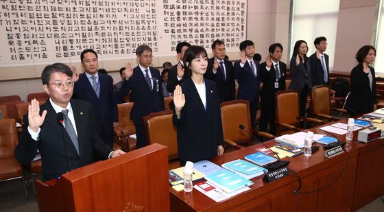 [국감]선서하는 김정원 헌재 사무처장