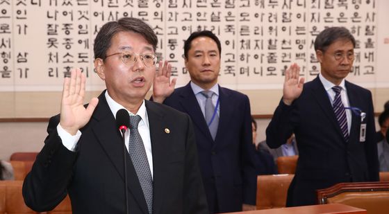 [국감]선서하는 김정원 헌재 사무처장