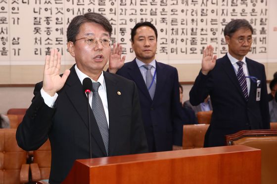 [국감초점] 법사위, '탄핵' 공방…"만사건통" vs "정의구현 정지"