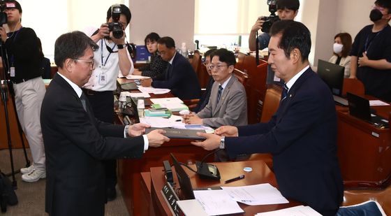 [국감]선서문 전달하는 김정원 헌재 사무처장