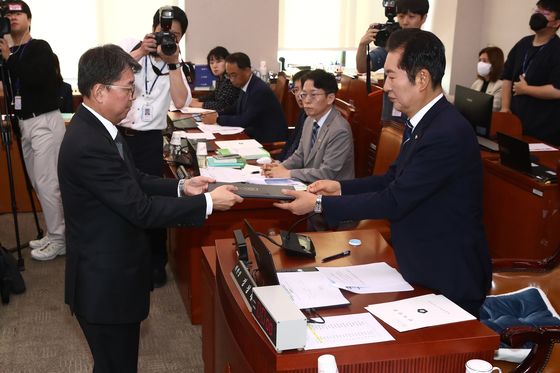 "비선실세 김건희, 탄핵 사유 되나"…국감 닷새째 '김여사 공방중'