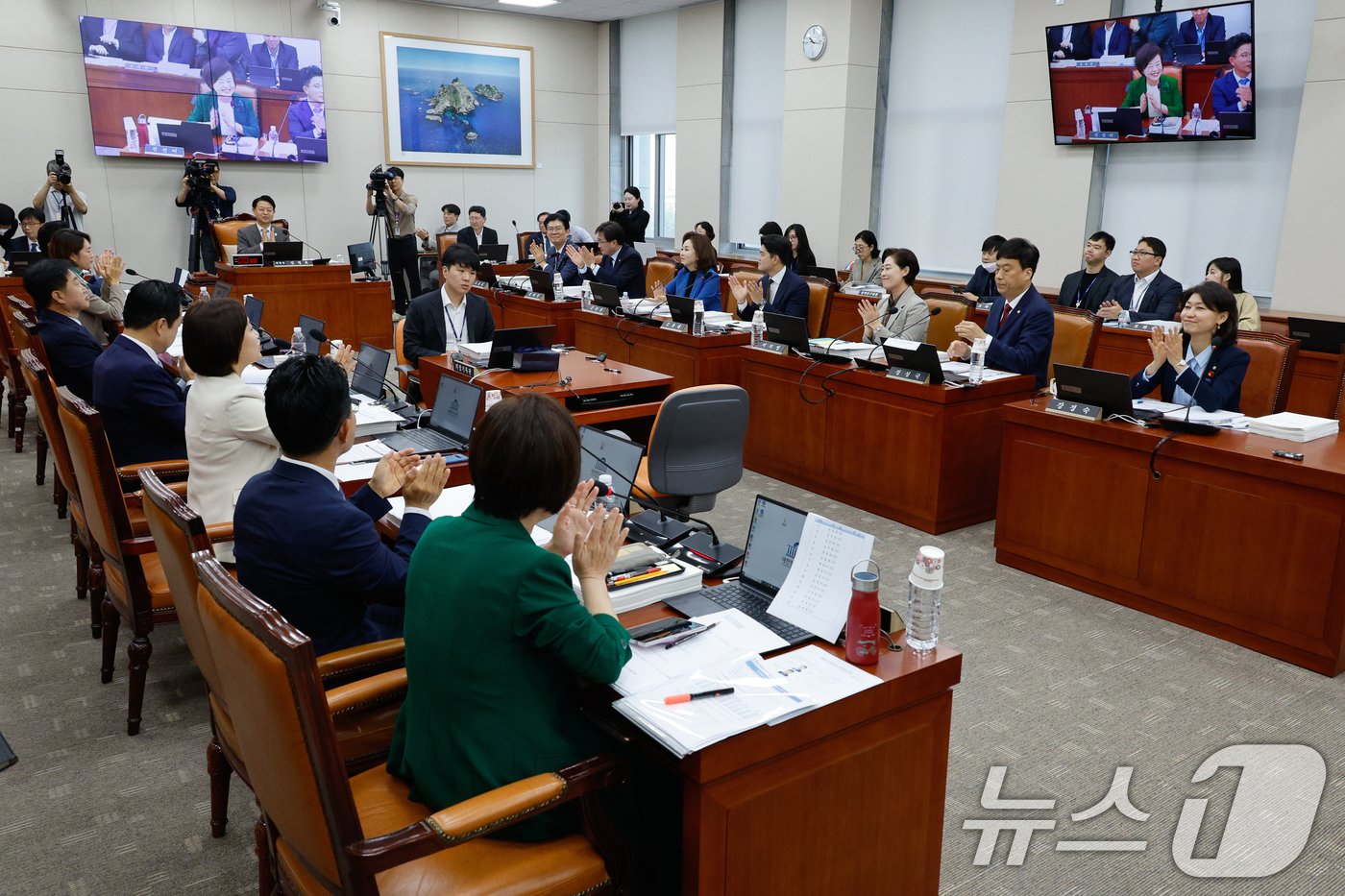 김영호 국회 교육위원장과 여야 의원들이 11일 오전 서울 여의도 국회 교육위에서 열린 한국교육학술정보원·한국고전번역원 등 국정감사에서 한강 소설가의 노벨문학상 수상을 축하하며 손뼉치고 있다. 2024.10.11/뉴스1 ⓒ News1 안은나 기자