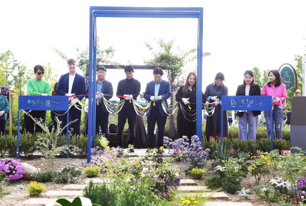 본문 이미지 - 좌측부터 이보현(서울시), 줄리안 퀸타르트(테트라팩 코리아 앰배서더), 김완신(서부공원여가센터), 오치용(난빛조직위원회), 오은정(테트라팩 코리아), 오경아(테트라팩 코리아), 이명희(테트라팩 코리아) / 사진=테트라팩 코리아 제공