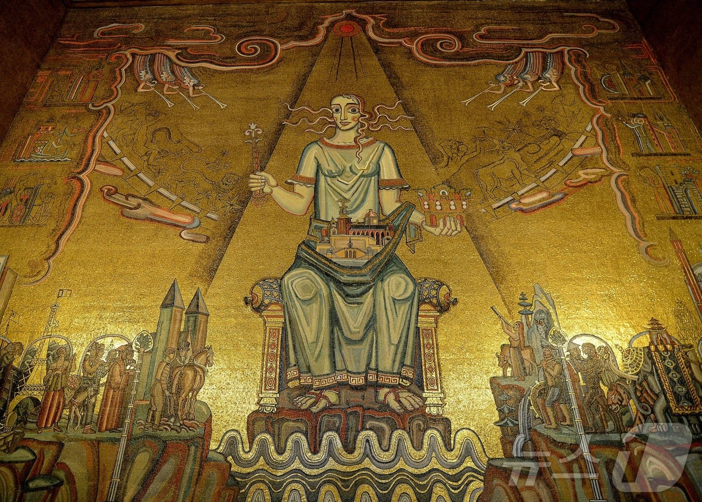 본문 이미지 - 스웨덴 스톡홀름 시청 '황금 홀' 모습. 7m 크기의 '스톡홀름의 여왕' 모자이크가 정면에 설치돼 있다. ⓒ 뉴스1 황덕현 기자