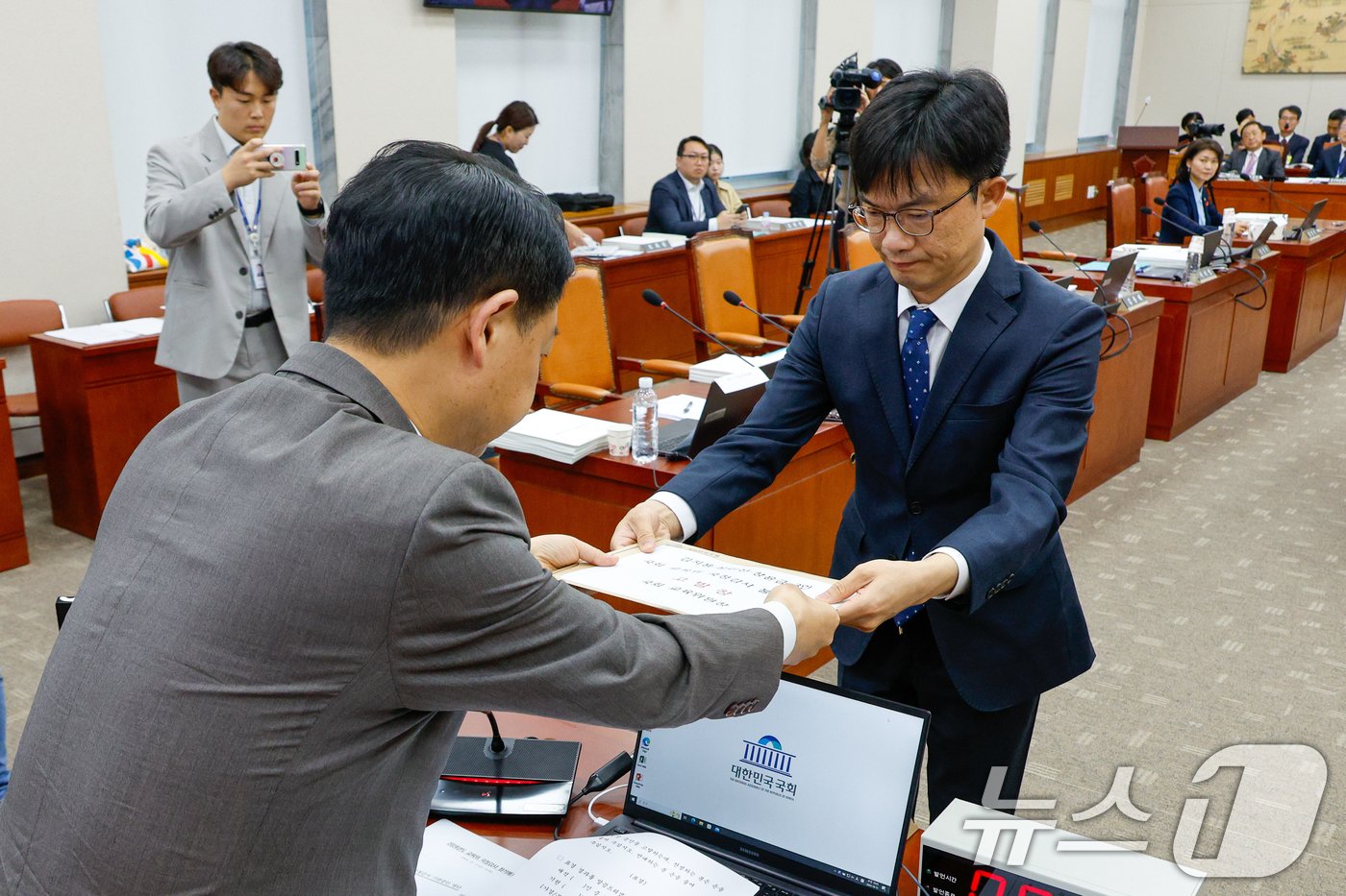본문 이미지 - 김영호 국회 교육위원회 위원장이 11일 오전 서울 여의도 국회 교육위원회에서 한국교육학술정보원·한국고전번역원 등 국정감사 도중 전체회의를 열고 여당 퇴장 속에 김건희 여사 논문 관련 증인 불출석한 김지용 국민대 이사장, 장윤금 숙명여대 전 총장, 설민신 한경국립대 교수 고발장을 행정실장에게 전달하고 있다. 2024.10.11/뉴스1 ⓒ News1 안은나 기자
