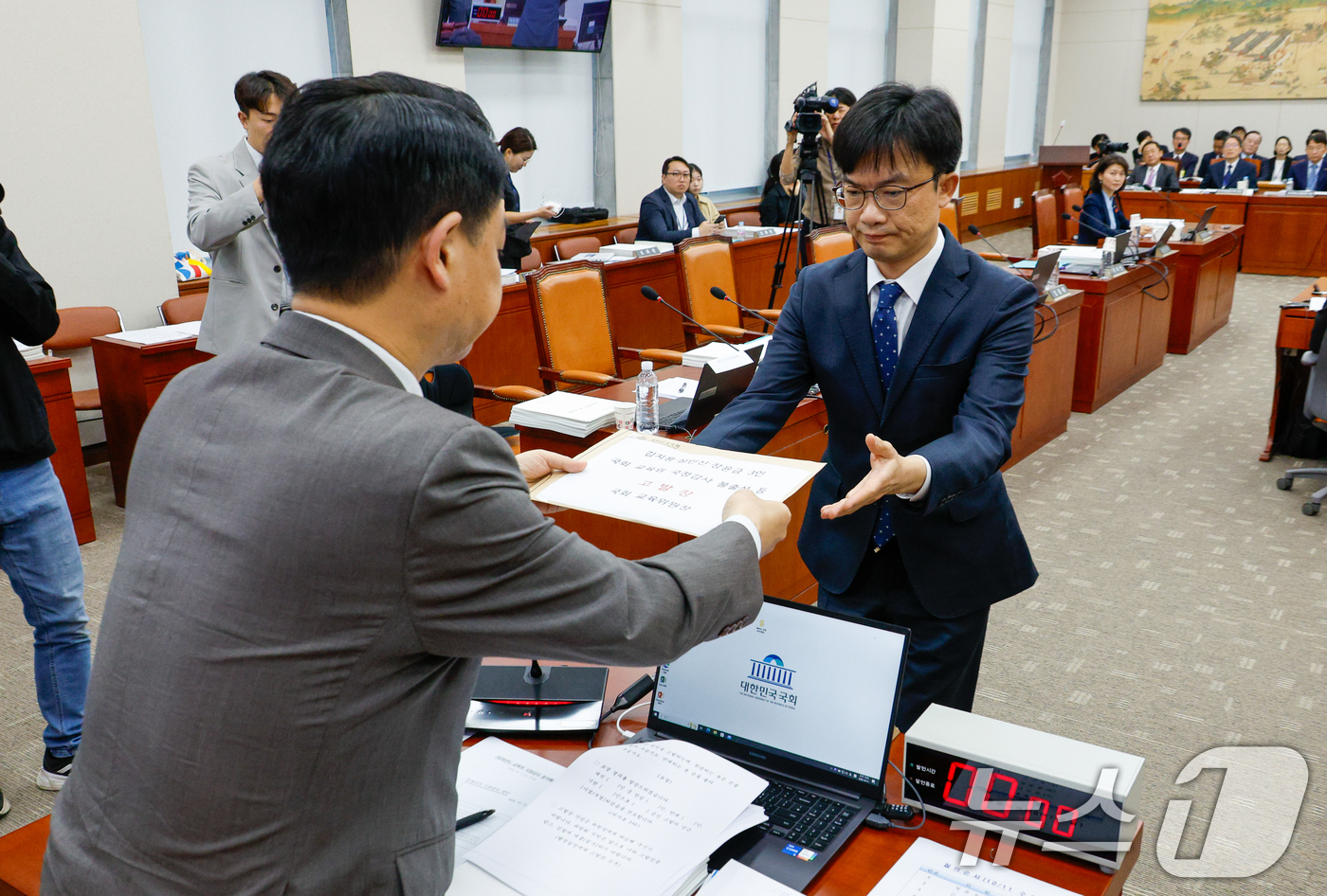 (서울=뉴스1) 안은나 기자 = 김영호 국회 교육위원회 위원장이 11일 오전 서울 여의도 국회 교육위원회에서 한국교육학술정보원·한국고전번역원 등 국정감사 도중 전체회의를 열고 여당 …