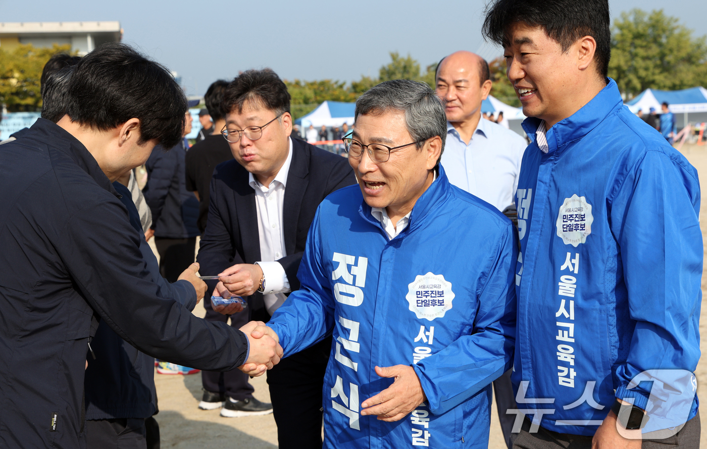 (서울=뉴스1) 김명섭 기자 = 10·16 서울시교육감 보궐선거 진보 진영 단일 후보인 정근식 후보가 11일 오전 서울 양천구 한강공원 양화지구 축구장에서 열린 한국노총 2024년 …