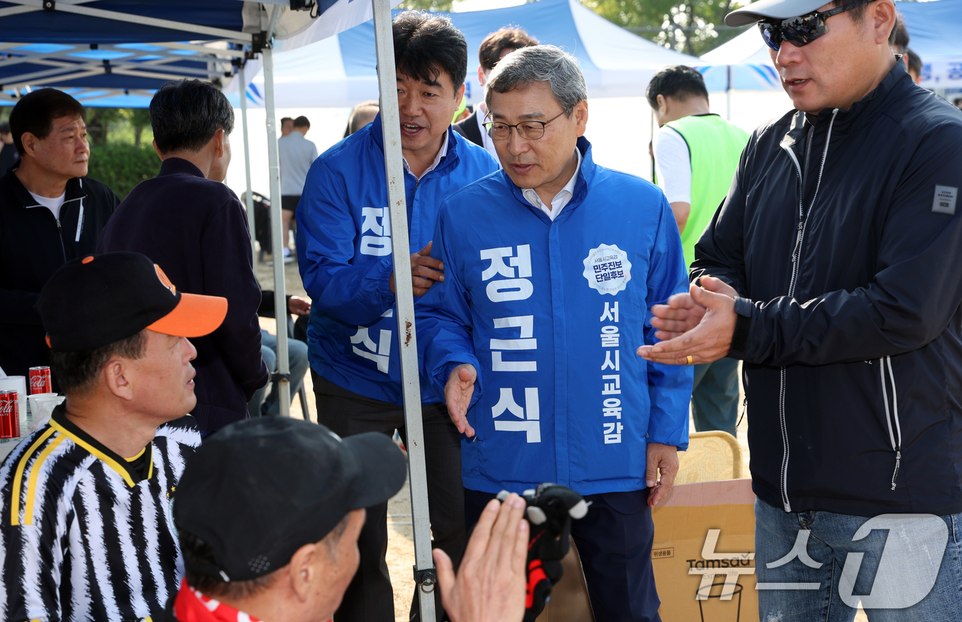 (서울=뉴스1) 김명섭 기자 = 10·16 서울시교육감 보궐선거 진보 진영 단일 후보인 정근식 후보가 11일 오전 서울 양천구 한강공원 양화지구 축구장에서 열린 한국노총 2024년 …