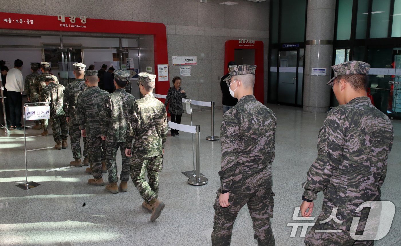 본문 이미지 - 10·16 재보궐선거 사전투표 첫날인 11일 오전 부산 금정구청 강당에 마련된 사전투표소에서 해병대 장병들이 투표를 하고 있다. 2024.10.11/뉴스1 ⓒ News1 윤일지 기자