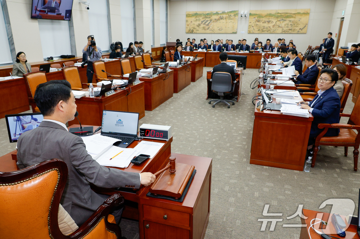 (서울=뉴스1) 안은나 기자 = 김영호 국회 교육위원회 위원장이 11일 오전 서울 여의도 국회 교육위원회에서 한국교육학술정보원·한국고전번역원 등 국정감사 도중 전체회의를 열고 여당 …