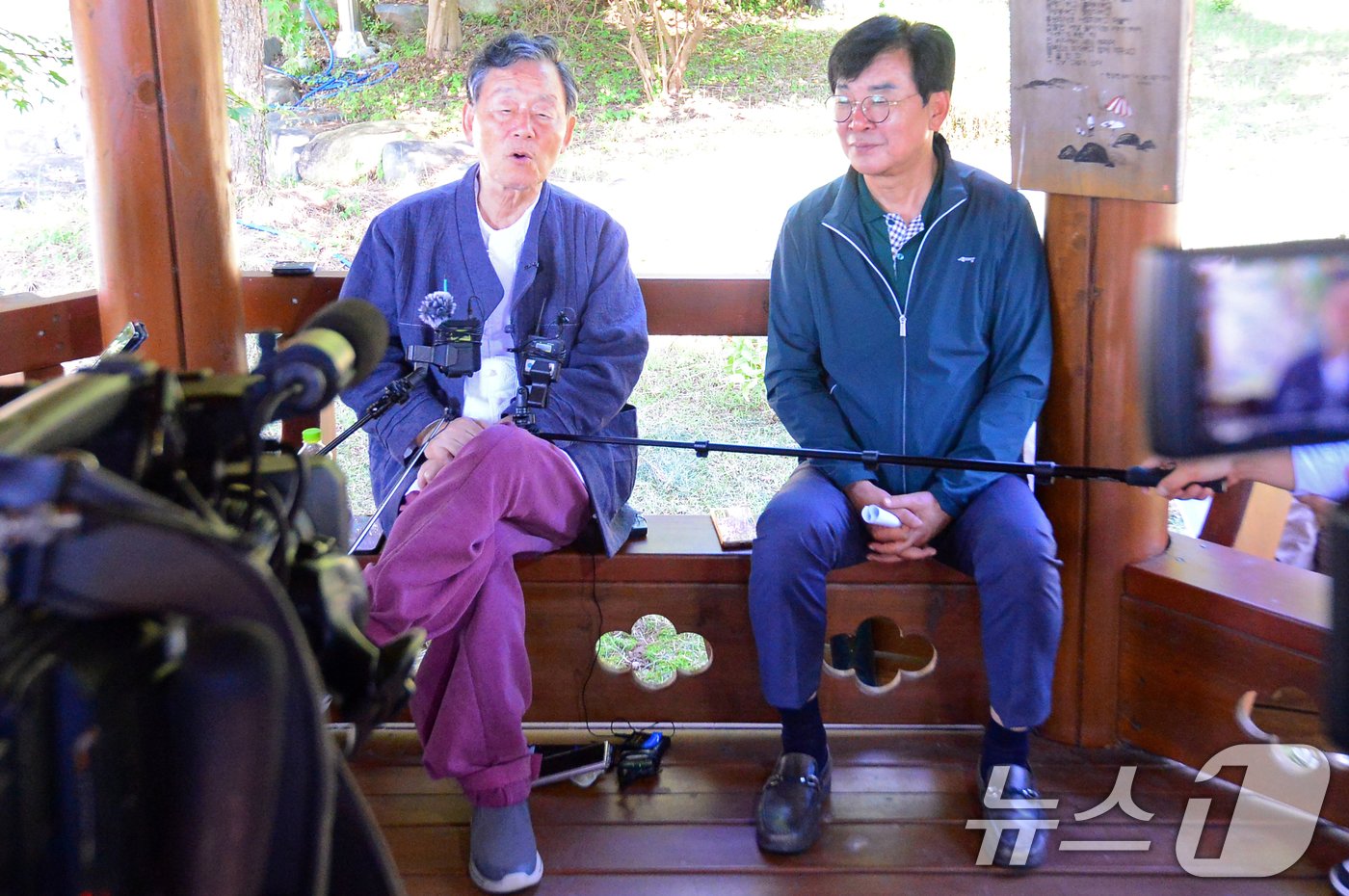 노벨문학상을 수상한 한강 작가의 부친인 한승원 작가가 11일 오전 전남 장흥군의 작업실에서 소감을 밝히고 있다. 2024.10.11/뉴스1 ⓒ News1 이승현 기자