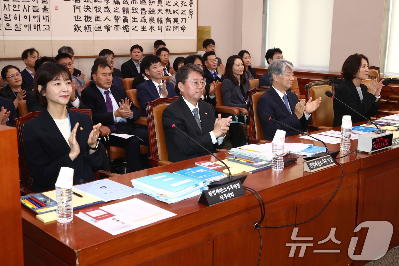 이종석 헌법재판소 소장과 김정원 헌법재판소 사무처장 등이 11일 오전 서울 여의도 국회에서 열린 법제사법위원회 헌법재판소 사무처와 헌법재판연구원에 대한 국정감사에 출석해 정청래 위원장이 소설가 한강의 한국인 최초 노벨문학상 수상 소식에 국민 모두가 기뻐하고 있다며 감사시작에 앞서 박수를 다함께 치고 시작하자고 하자 박수치고 있다. 2024.10.11/뉴스1 ⓒ News1 이광호 기자