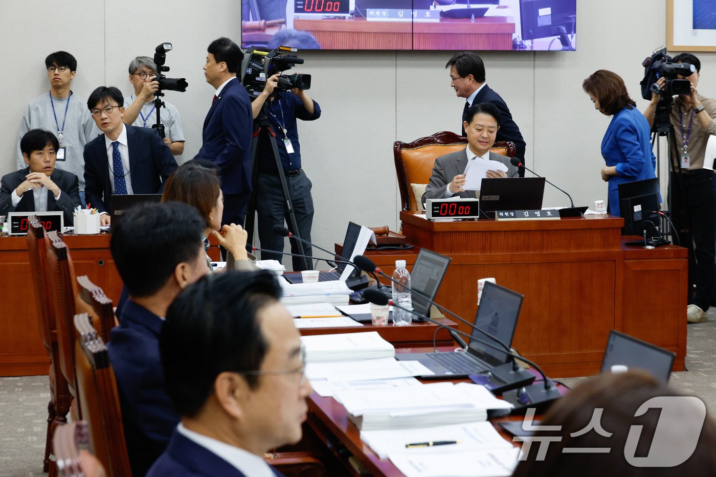 본문 이미지 - 김영호 국회 교육위원회 위원장이 11일 오전 서울 여의도 국회 교육위원회에서 한국교육학술정보원·한국고전번역원 등 국정감사 도중 전체회의를 열고 김건희 여사 논문 관련 증인 불출석한 김지용 국민대 이사장, 장윤금 숙명여대 전 총장, 설민신 한경국립대 교수 고발의 건을 상정하려 하자 여당 의원들이 이에 반발하며 퇴장하고 있다. 2024.10.11/뉴스1 ⓒ News1 안은나 기자
