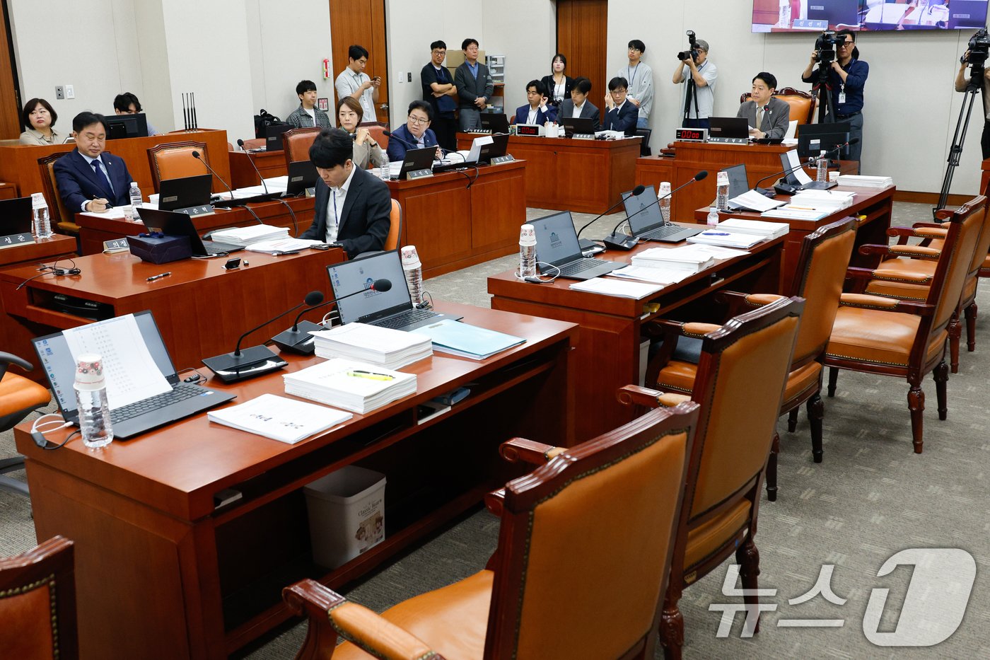 김영호 국회 교육위원회 위원장이 11일 오전 서울 여의도 국회 교육위원회에서 한국교육학술정보원·한국고전번역원 등 국정감사 도중 전체회의를 열고 여당 퇴장 속에 김건희 여사 논문 관련 증인 불출석한 김지용 국민대 이사장, 장윤금 숙명여대 전 총장, 설민신 한경국립대 교수 고발의 건을 논의하고 있다. 2024.10.11/뉴스1 ⓒ News1 안은나 기자