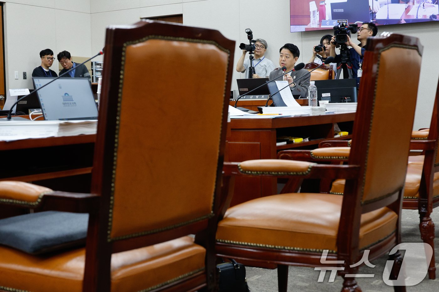 본문 이미지 - 김영호 국회 교육위원회 위원장이 11일 오전 서울 여의도 국회 교육위원회에서 한국교육학술정보원·한국고전번역원 등 국정감사 도중 전체회의를 열고 김건희 여사 논문 관련 증인 불출석한 김지용 국민대 이사장, 장윤금 숙명여대 전 총장, 설민신 한경국립대 교수 고발의 건을 상정하려 하자 여당 의원들이 이에 반발하며 퇴장해 자리가 비어 있다. 2024.10.11/뉴스1 ⓒ News1 안은나 기자