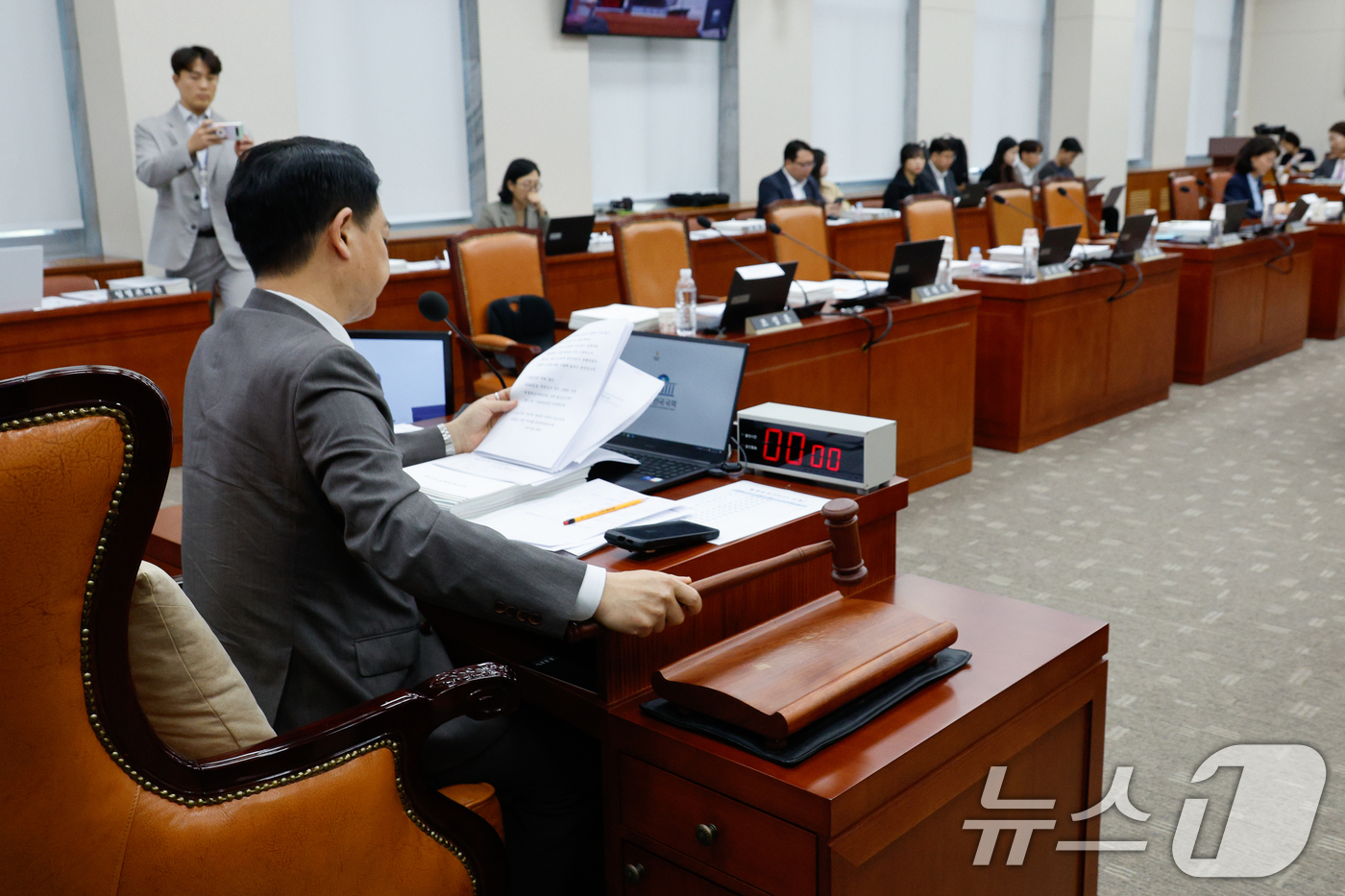 (서울=뉴스1) 안은나 기자 = 김영호 국회 교육위원회 위원장이 11일 오전 서울 여의도 국회 교육위원회에서 한국교육학술정보원·한국고전번역원 등 국정감사 도중 전체회의를 열고 여당 …