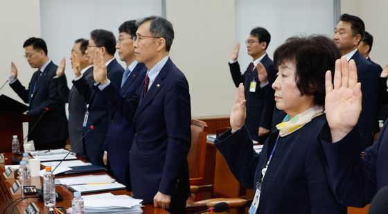 [국감]선서하는 박지향 동북아역사재단 이사장