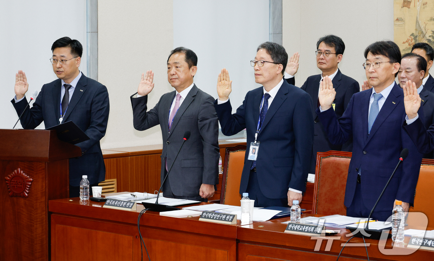 (서울=뉴스1) 안은나 기자 = 정제영 한국교육학술정보원 원장(앞줄 왼쪽부터), 나성웅 한국보육진흥원 원장, 김낙년 한국학중앙연구원 원장, 박상규 한국대학교육협의회 회장이 11일 …