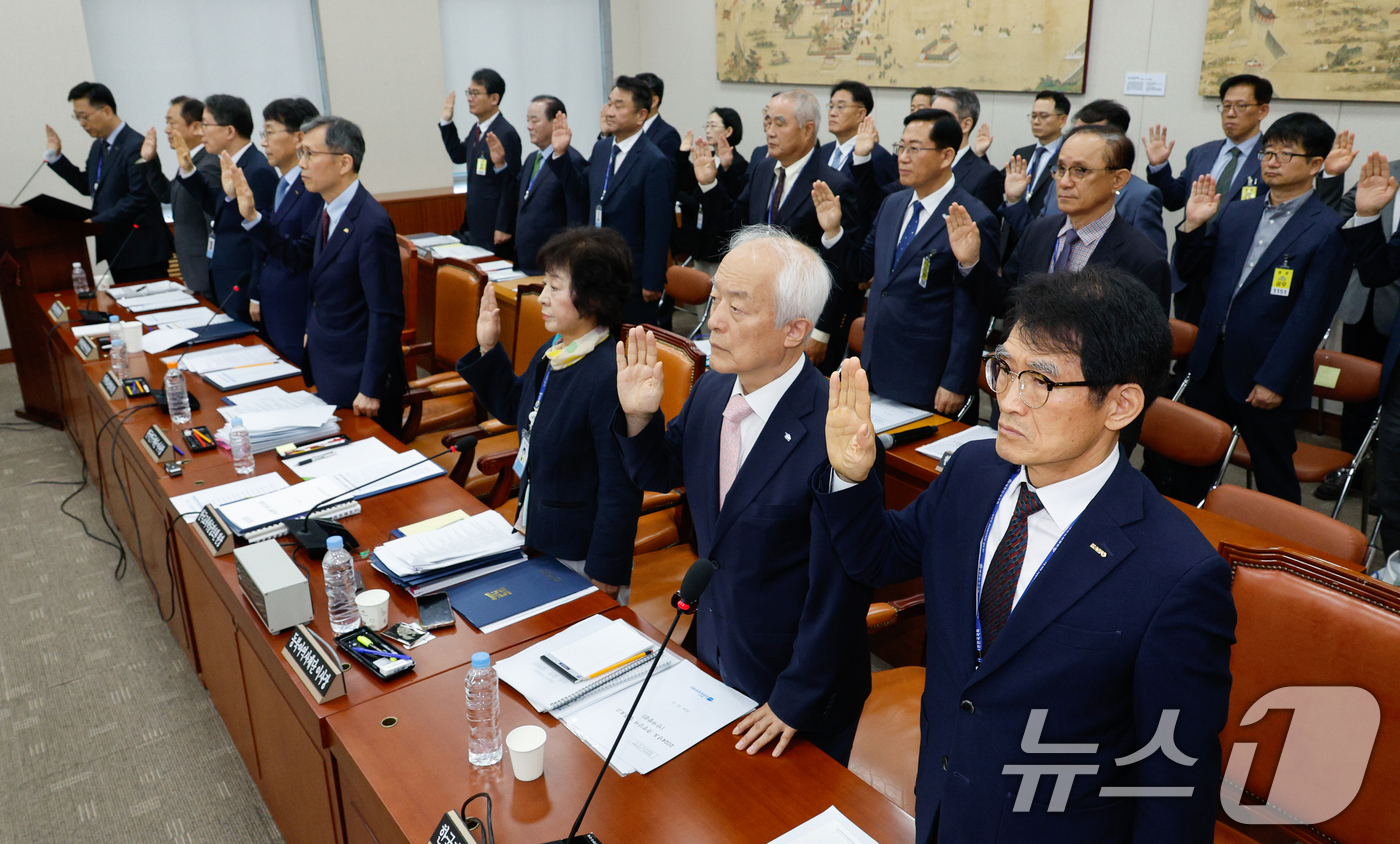 (서울=뉴스1) 안은나 기자 = 이하운 한국사학진흥재단 이사장(앞줄 오른쪽부터), 배병일 한국장학재단 이사장, 박지향 동북아역사재단 이사장을 비롯한 기관 증인들이 11일 오전 서울 …